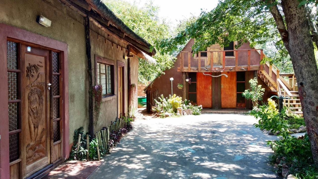 Elephant Trail Guesthouse And Backpackers Kasane Exterior foto